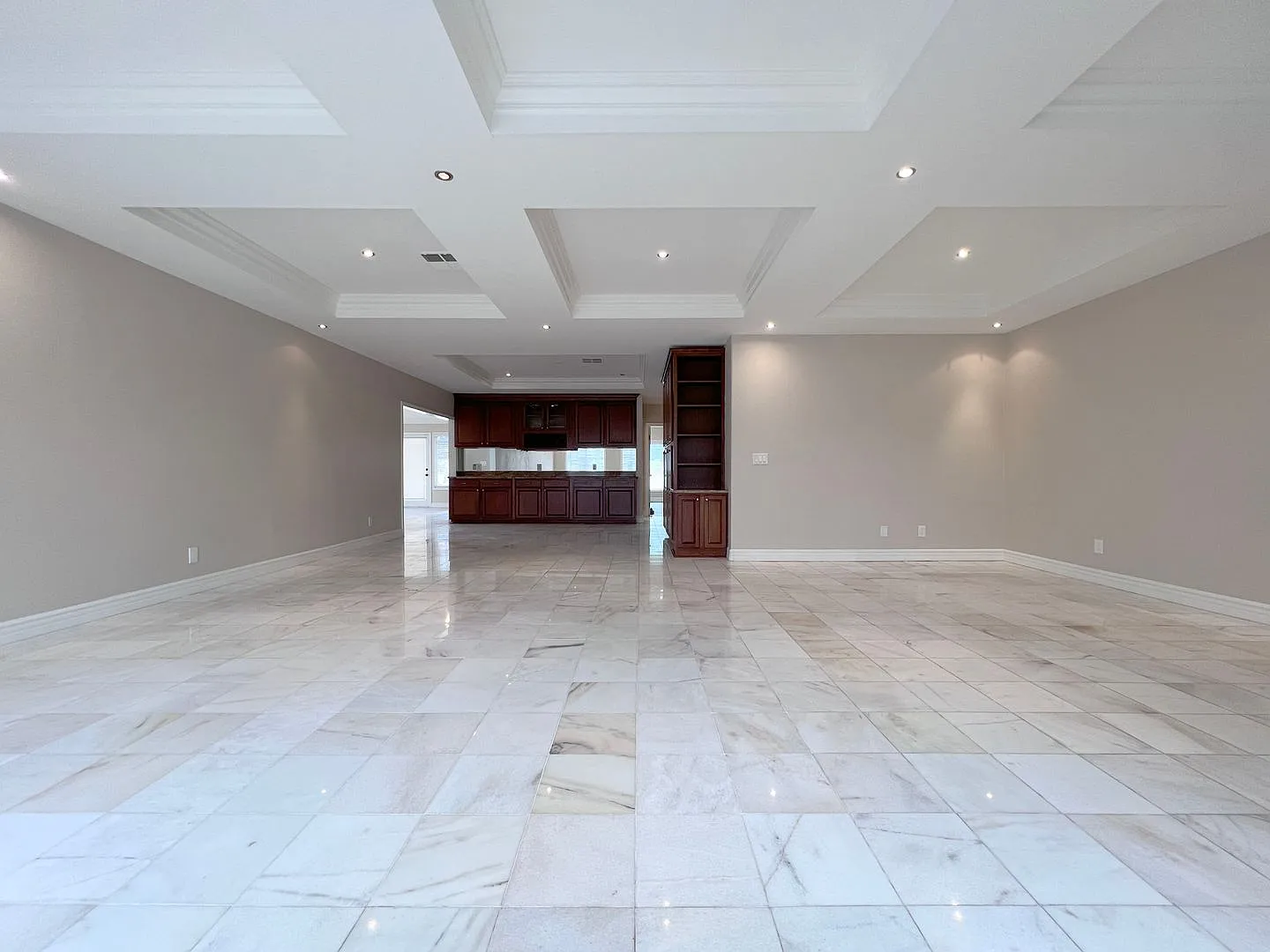 NEW AC - Bright & Spacious Single-Family Home with Pool — Photo 2