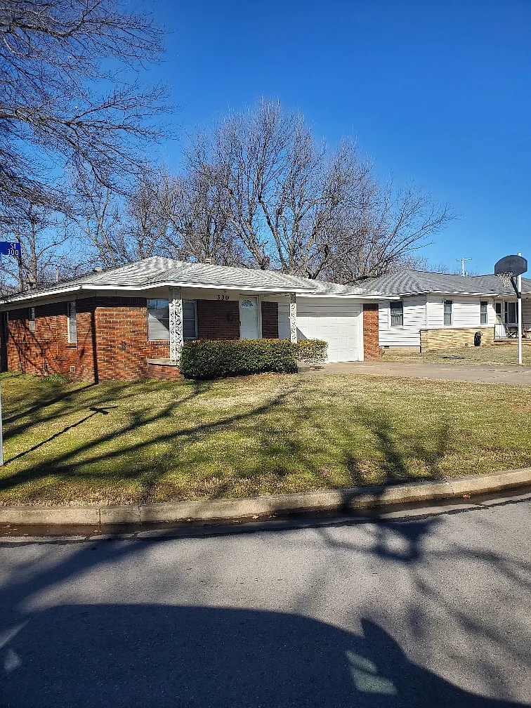 3 bed, 1.0 bath, 966 sqft, $1,375 — Photo 1