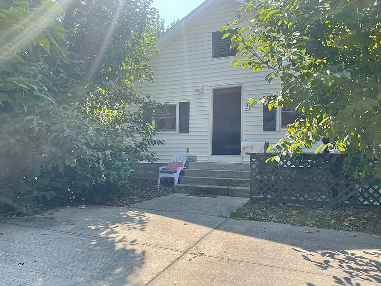 321 E College St — Photo 11