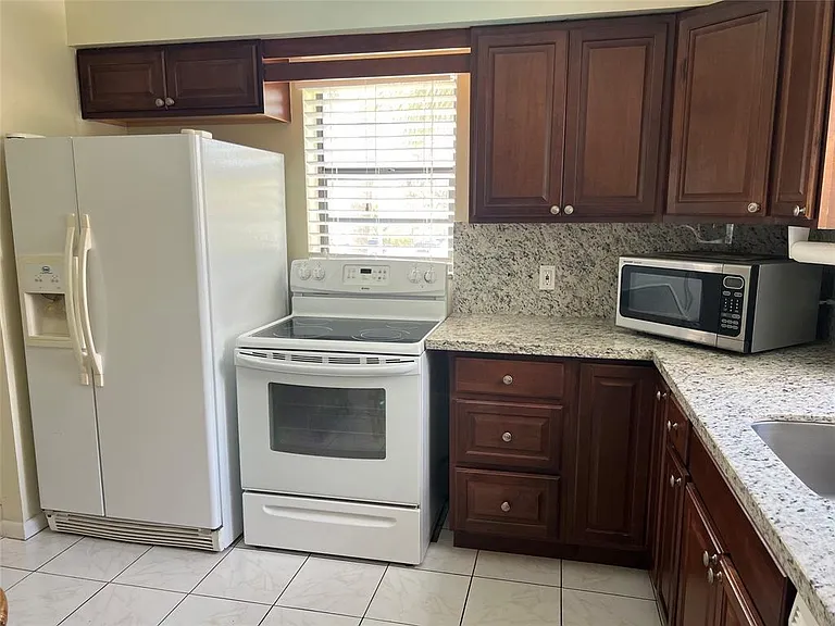 445 SE 21st Ave #201 — Photo 5