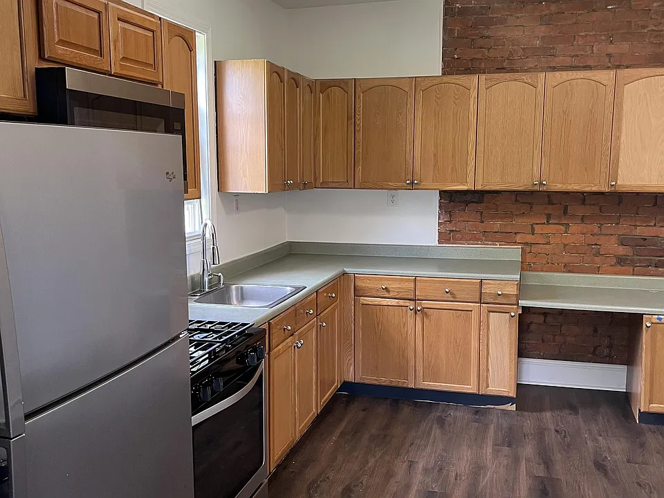 32 W 4th St #1