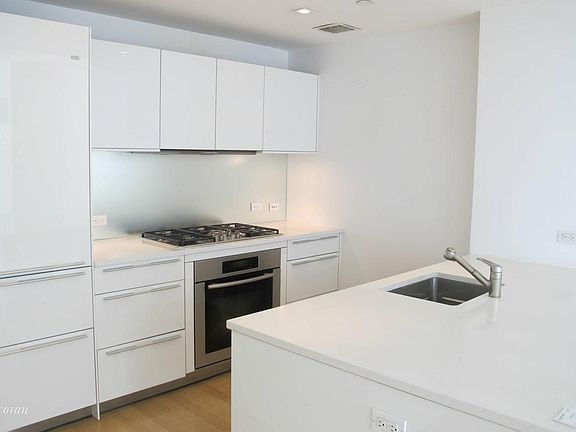 4th image of 5 E 44th St #18