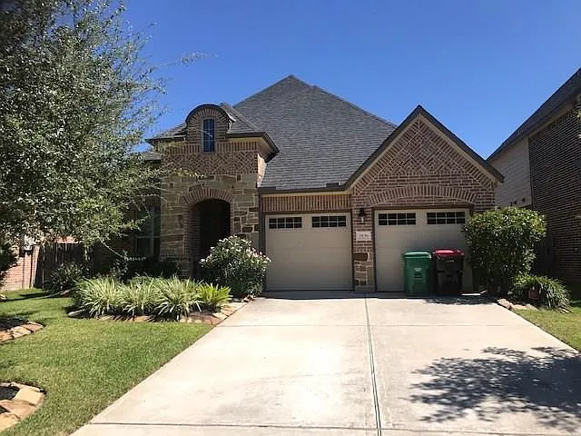 4 bed, 2.0 bath, 2213 sqft, $2,600 — Photo 1