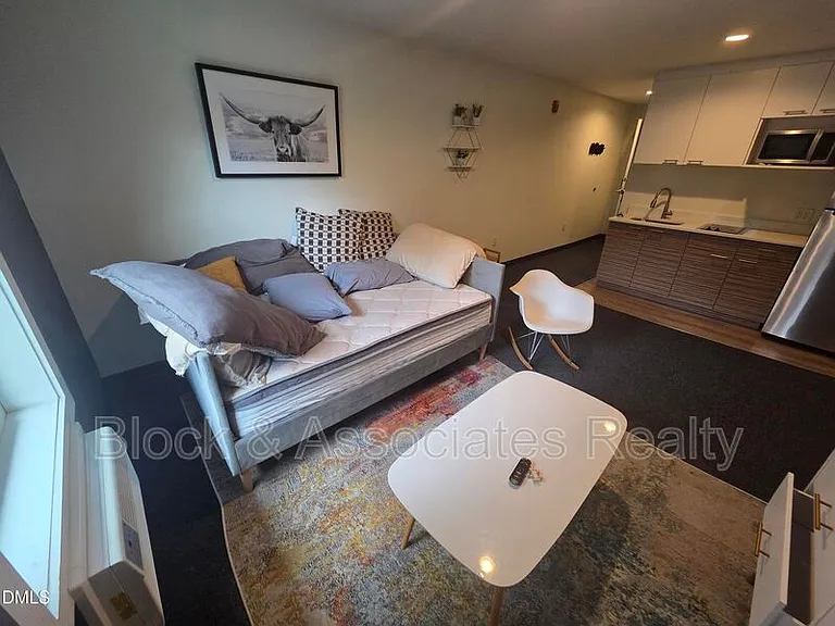 5104 Hollyridge Dr #207 — Photo 2