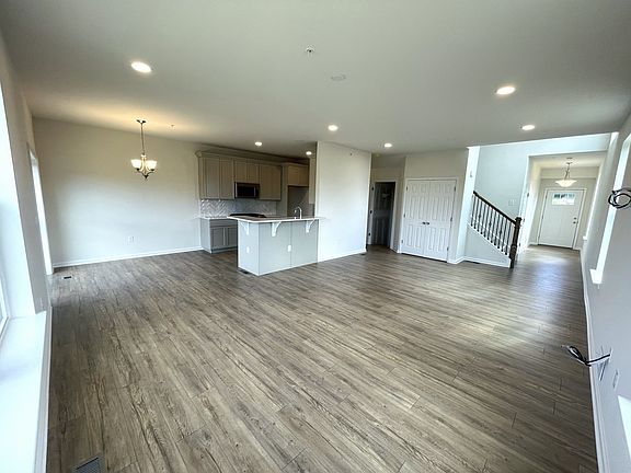 4th image of 179 Maureen Ln
