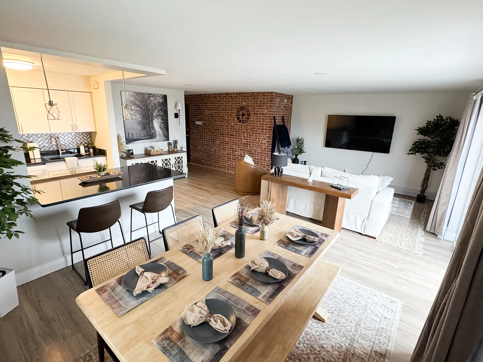 MONASTERY APARTMENTS — Photo 2