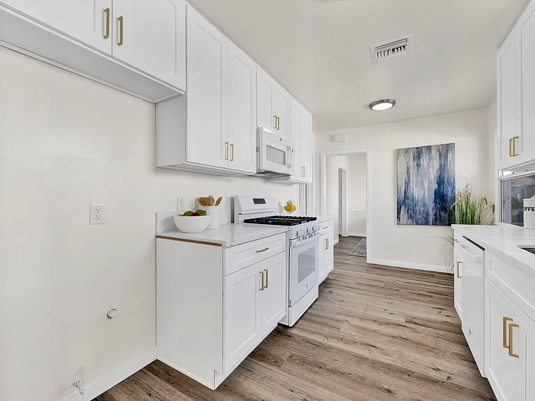 17350 Hamlin St — Photo 15