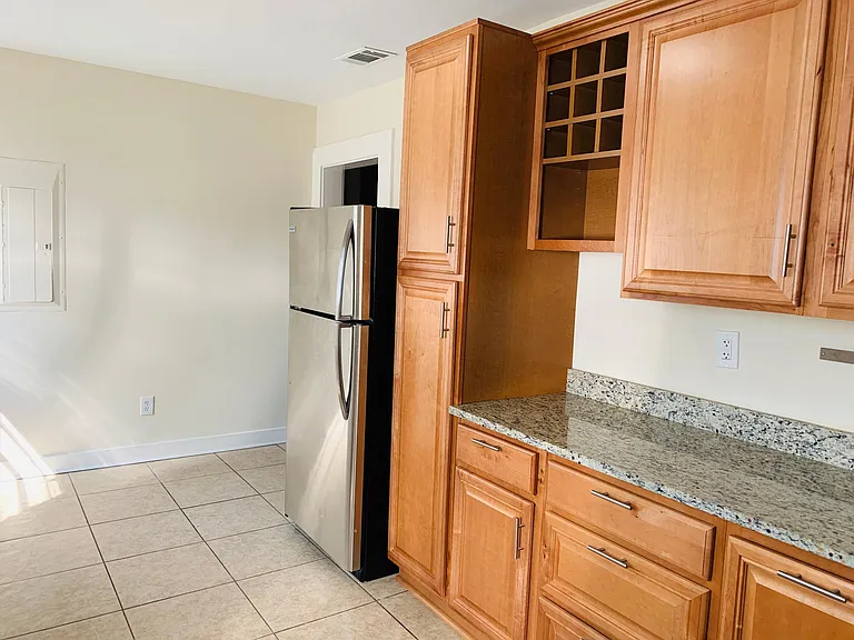 903 Montgomery St — Photo 36