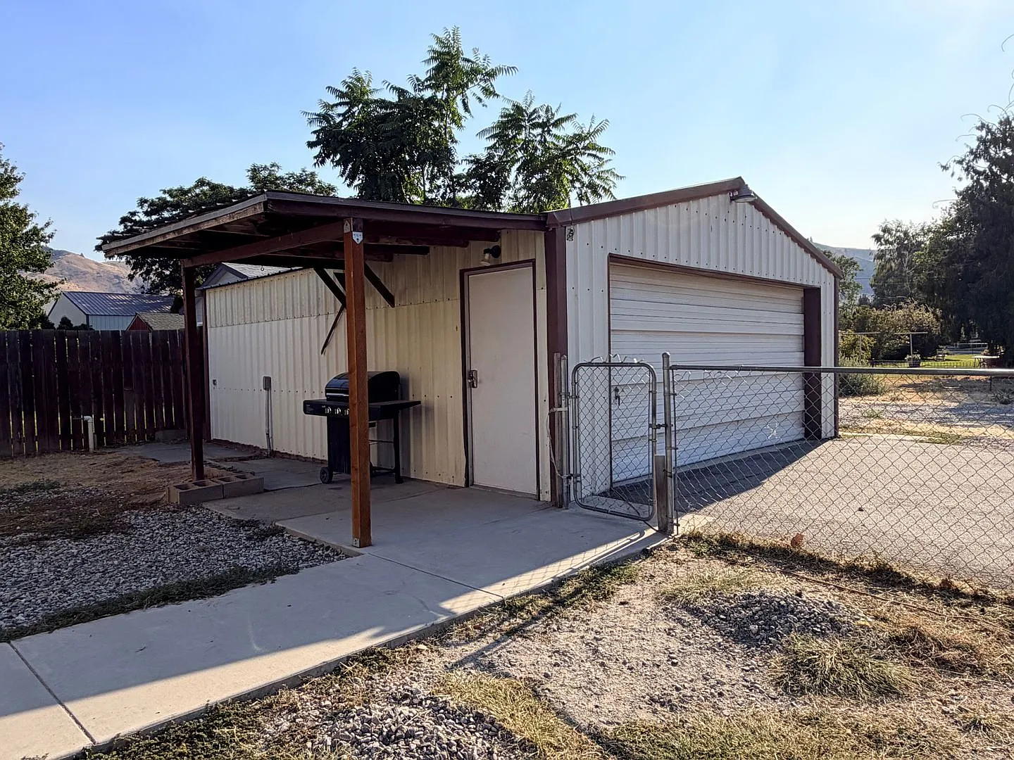 Spacious 2 bed/1 bath home! Fenced yard, a/c, d/w, w/d, large garage and MORE!! — Photo 3