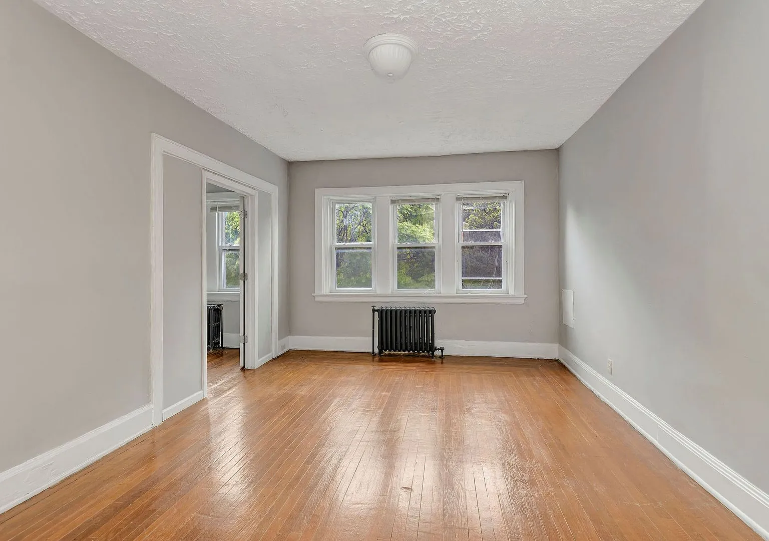 Historical Apartments l Oak St — Photo 3