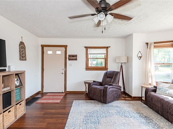 5th image of 1700 Roslyn Ave