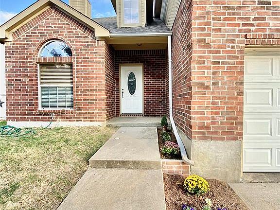 3rd image of 926 Gallant Fox Dr