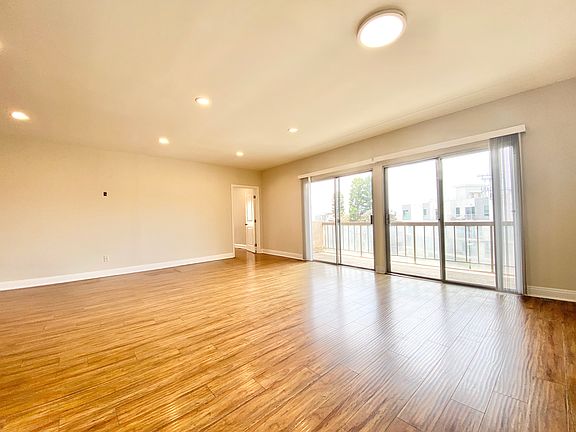 5th image of 624 S Barrington Ave #309