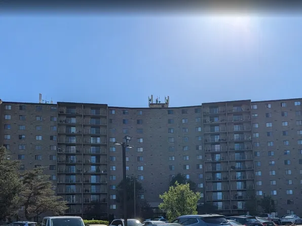 6340 Americana Dr APT 210, Willowbrook, IL 60527