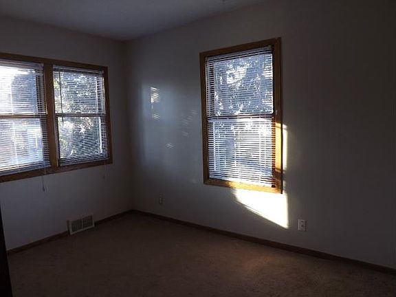 5th image of 56 Logan Ave W