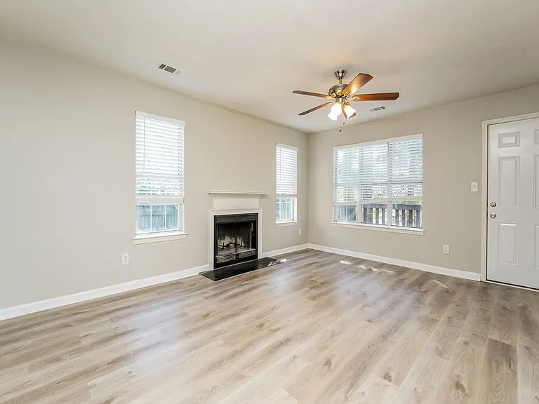 3213 Kings Glen Dr — Photo 4