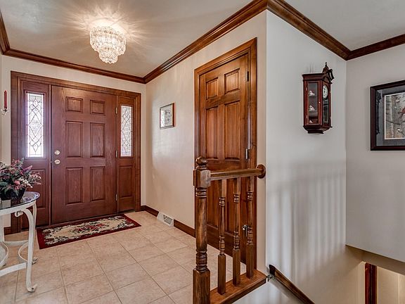 Titled Foyer/Crown Moulding