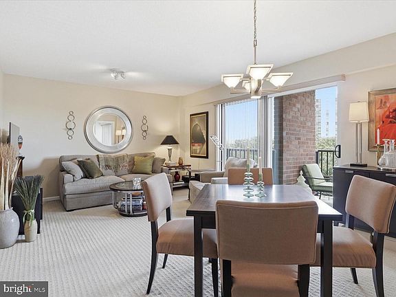 4th image of 1300 Army Navy Dr APT 819