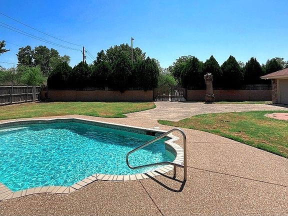 2nd image of 102 Oakmont Dr