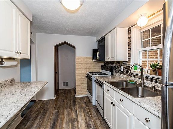 4th image of 1341 Della Dr