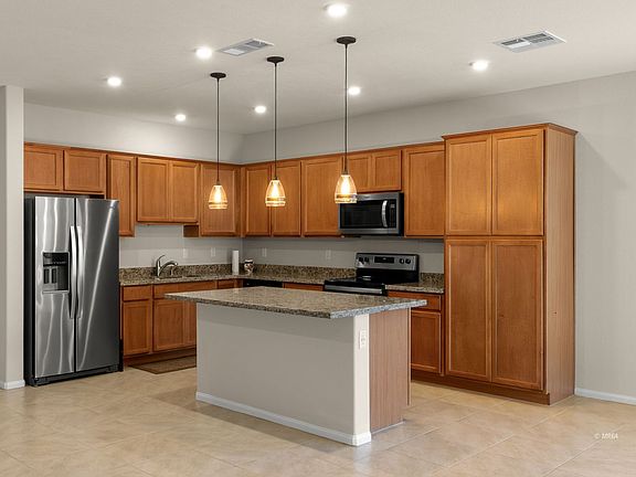 5th image of 938 Overlook Ln