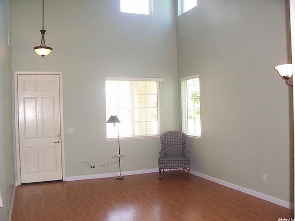 3rd image of 811 Yardley Dr