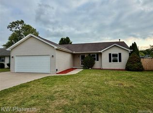 1918 Roselawn Ct, Port Huron, MI 48060