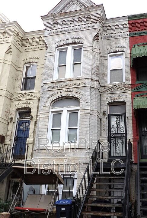 1st image of 403 M St NE APT B