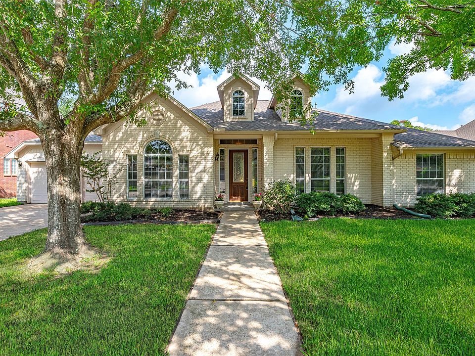 1st image of 311 Oak Hollow Dr