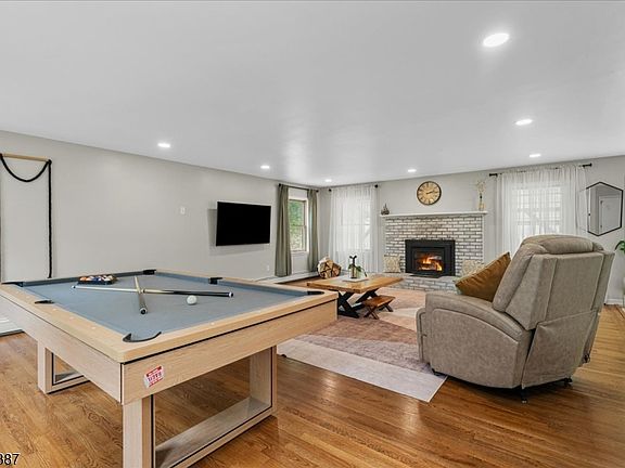 3rd image of 40 Tamarack Rd