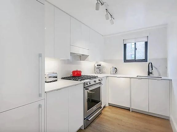 2nd image of 220 W 26th St #907