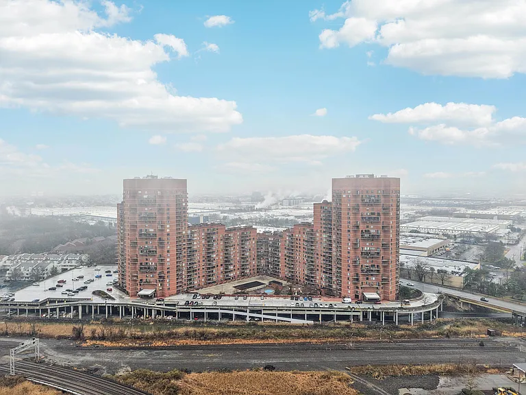 530 Harmon Cove Tower #530 — Photo 37