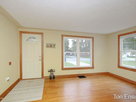 4th image of 921 S Lake St