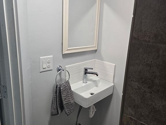 4th image of 1304 Valley View Dr #1