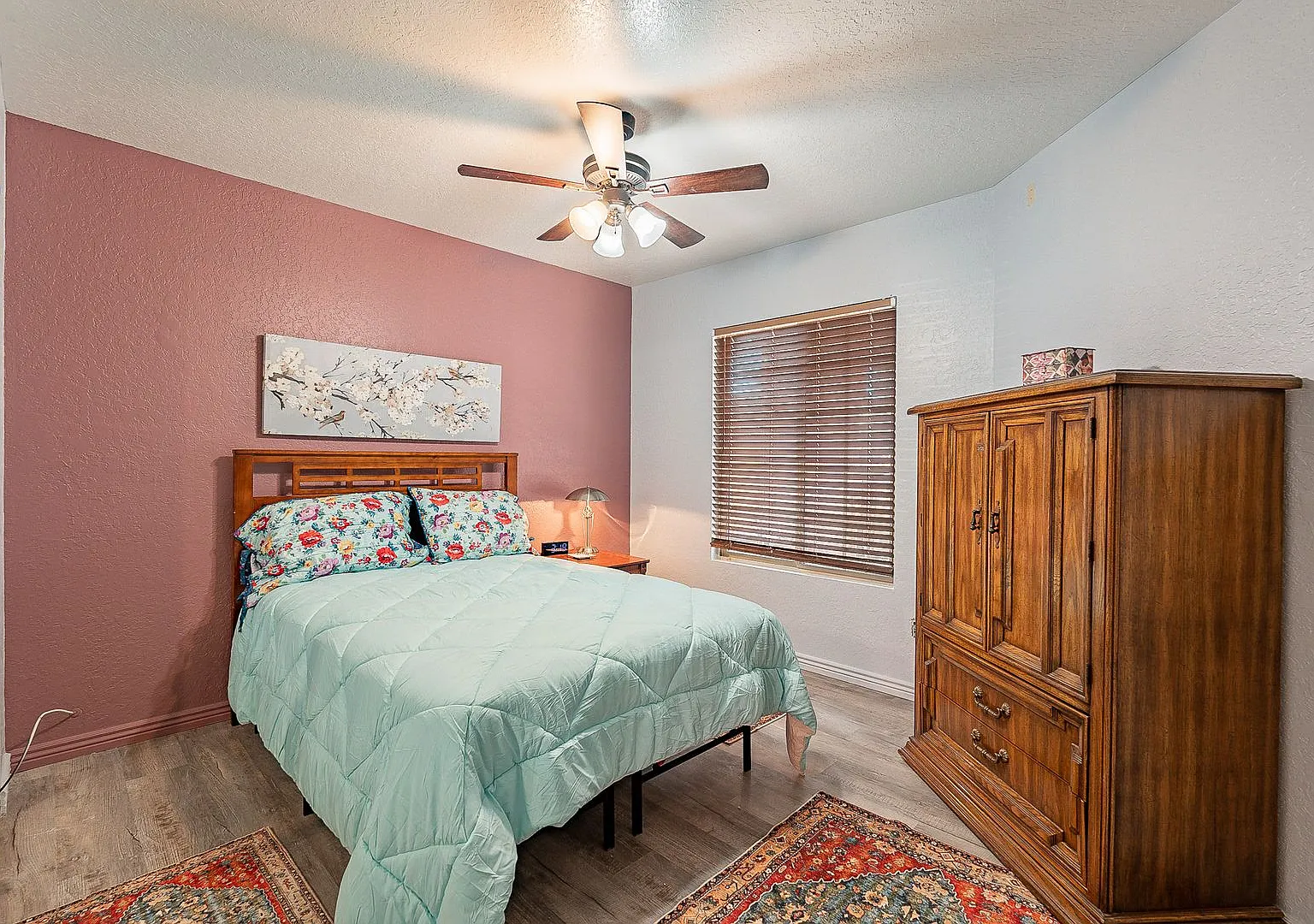 Attractive West Central 2 Bedroom Home W/Community Pool — Photo 4