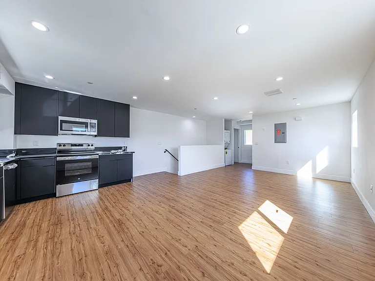 Luxury 3 & 4 Bed Townhomes | Walk to NoHo Arts District + Toluca Lake — Photo 30