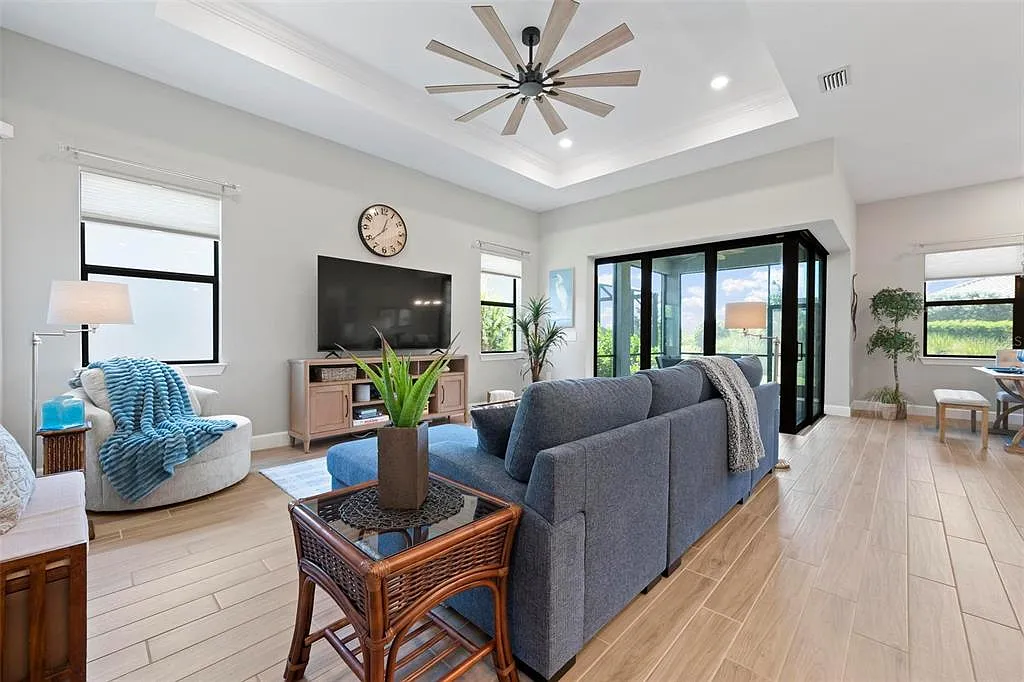 3 bed, 2.0 bath, 1889 sqft, $5,000 — Photo 4