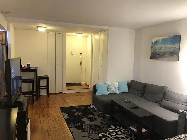 2nd image of 415 Stratford Rd APT 1G