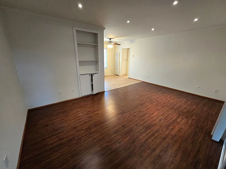 Van Dyke Ave. 4380 — Photo 2