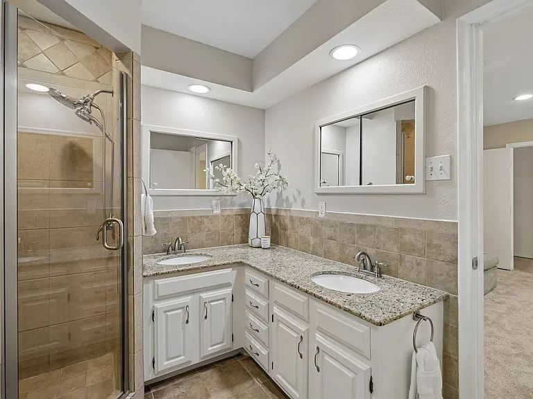 9734 Queenswood Ln — Photo 18