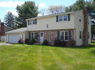 2 Iroquois Dr, Clinton, CT 06413