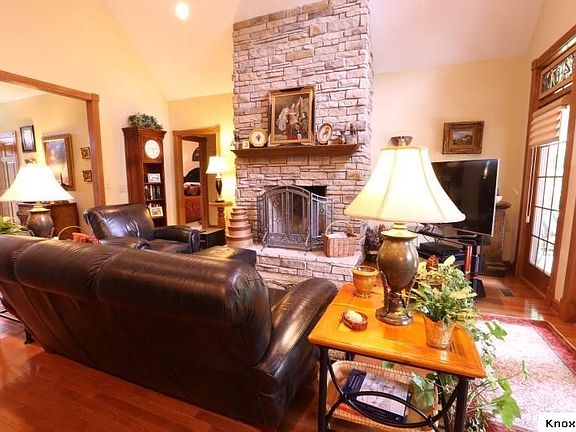5th image of 866 Kingsway Cir