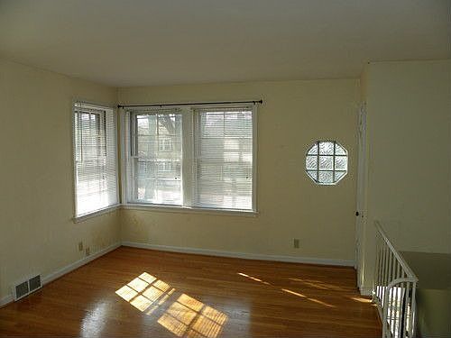 3rd image of 6327A Sutherland Ave
