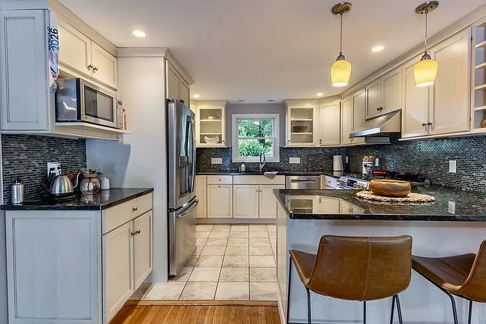 4 bed, 2.0 bath, $7,000 — Photo 2