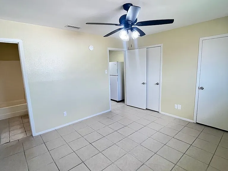 Town Oaks Apartments — Photo 17