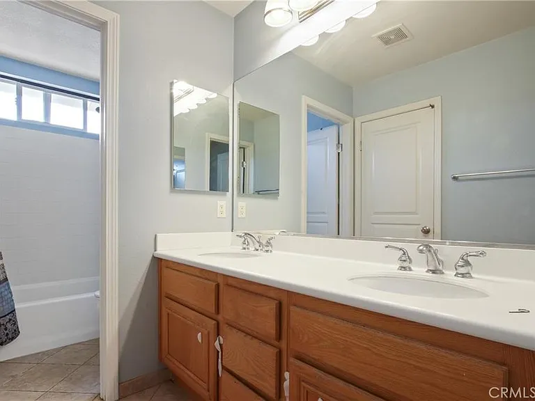 823 Canterbury Ln — Photo 26