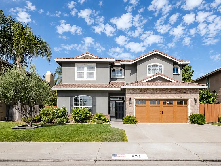 621 Pecan Dr — Photo 1