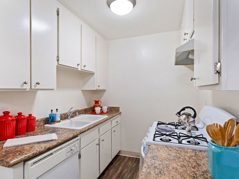 Spacious Kitchen at the Enclave, Studio City