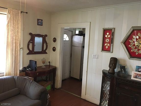 4th image of 872 Lyons Ave