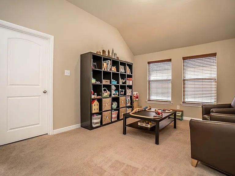1405 Nightingale Dr — Photo 8